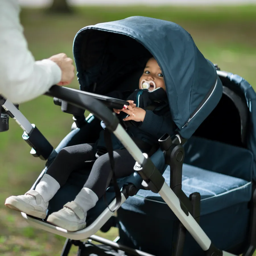 Hot Thule Sleek travel system bundle